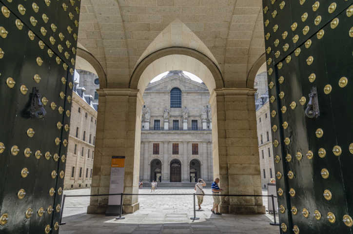 Comunidad de Madrid - San Lorenzo del Escorial 5 - Monasterio de San Lorenzo del Escorial - Patio de los Reyes y basílica.jpg